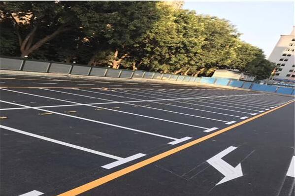 停車(chē)位劃線